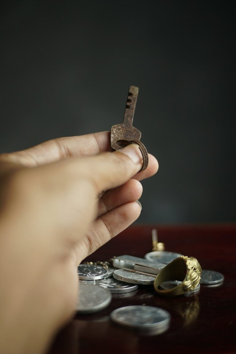 Holding key